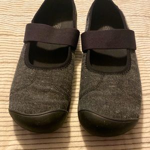 Womens size 8 keen shoes
